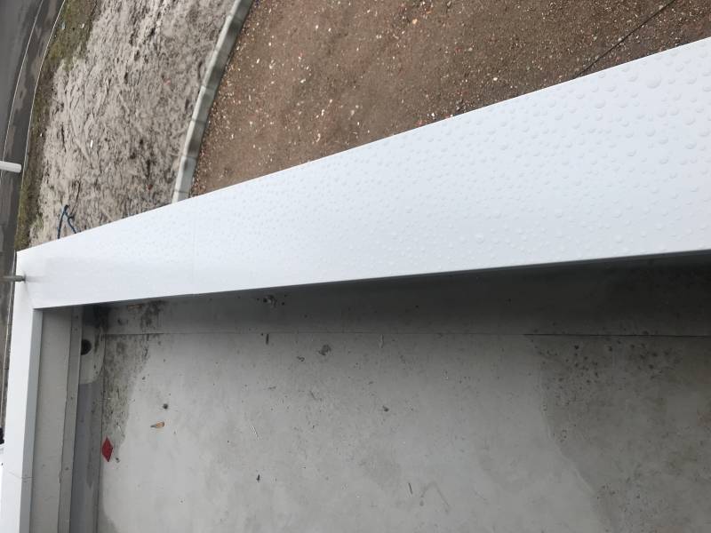 Pose d'une couvertine en continu en aluminium sur un mur à Biscarrosse