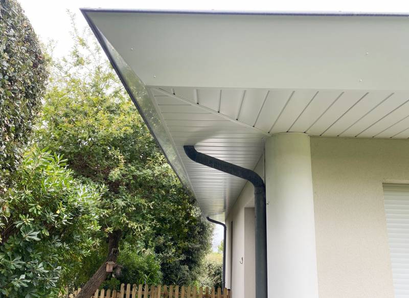 Installation de sous-faces en aluminium pour une maison d'architecte au Pyla