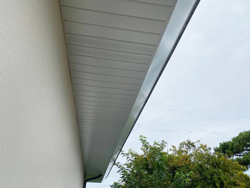 Sous-faces en aluminium blanc sur une maison d'architecte située à La Teste de Buch