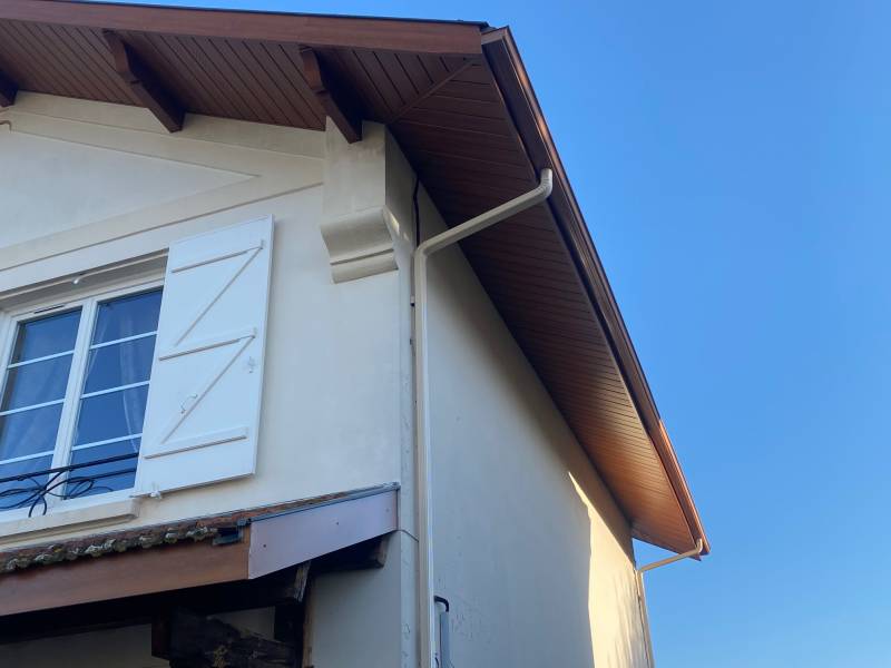 Habillage en aluminium d’une avancée de toit du premier étage d’une maison à Mimizan