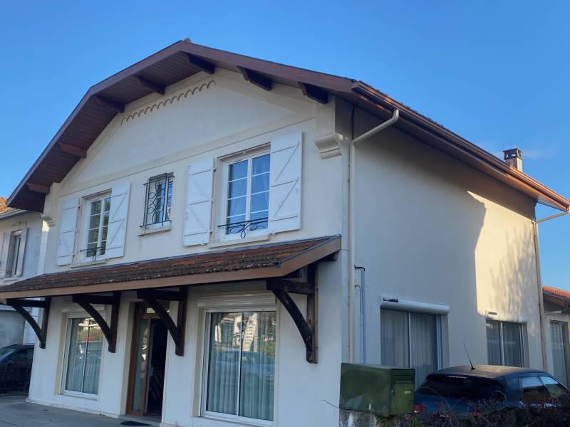 Habillage des avancées de toit en aluminium chêne doré sur une maison à étage à Mimizan