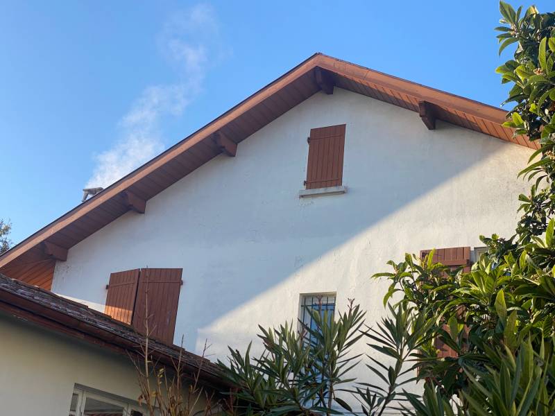 Habillage en aluminium chêne doré au premier étage d'une maison située à proximité de Mimizan