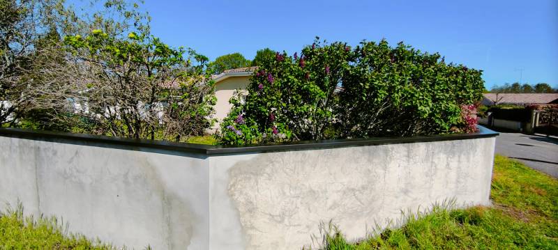 Couvertine noir graphite sur un muret situé à Ychoux