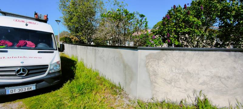 Installation d’une couvertine noir graphite sur un muret situé à Ychoux