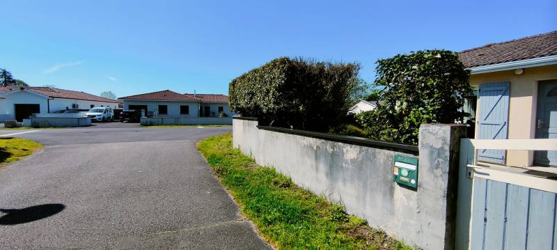 Mise en place d’une couvertine noir graphite sur un muret situé à Ychoux