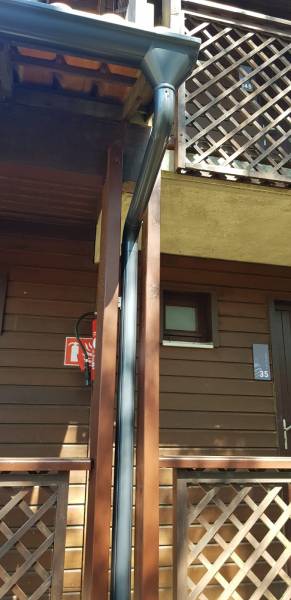 Pourquoi installer des gouttières demi-rondes et leurs descentes bleu ardoise sur un chalet situé aux alentours d’Orx