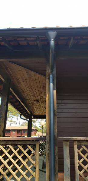 Gouttières demi-rondes et leurs descentes bleu ardoise sur un chalet situé aux alentours d’Orx