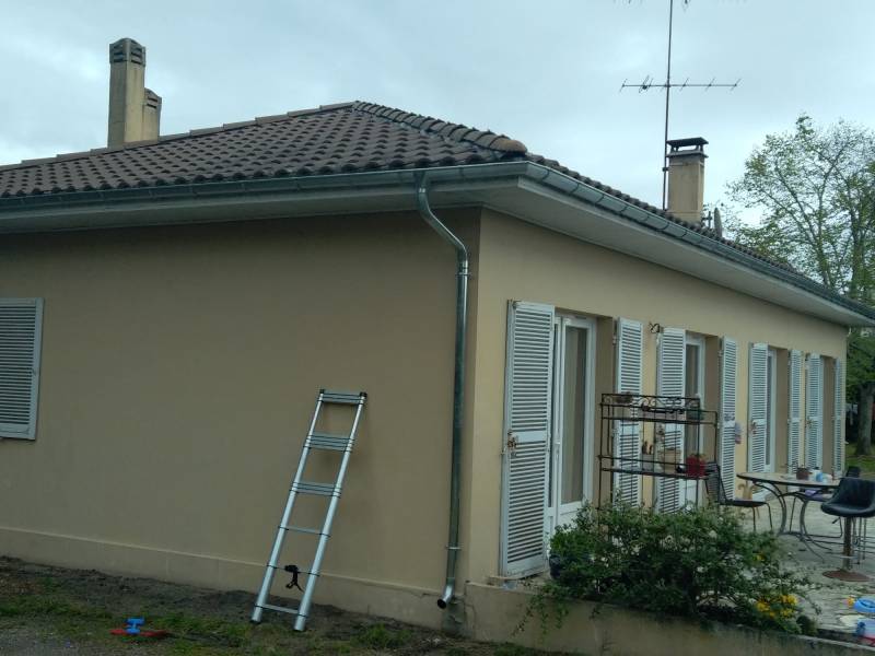 Pose par AGB d’une gouttière et d’une descente en zinc
