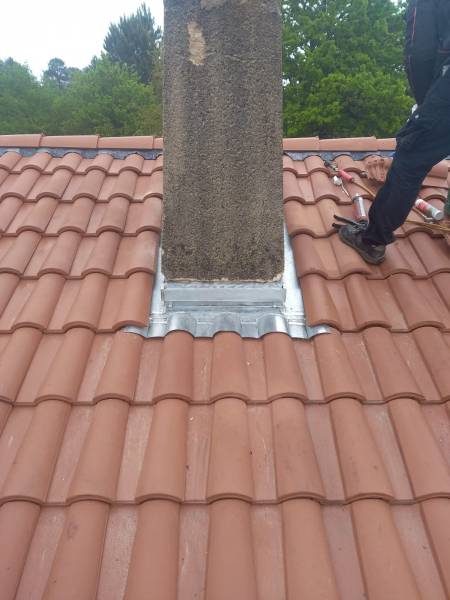 Mise en place par ALu Gouttières Bisca d’un abergement de cheminée en zinc à Biscarrosse