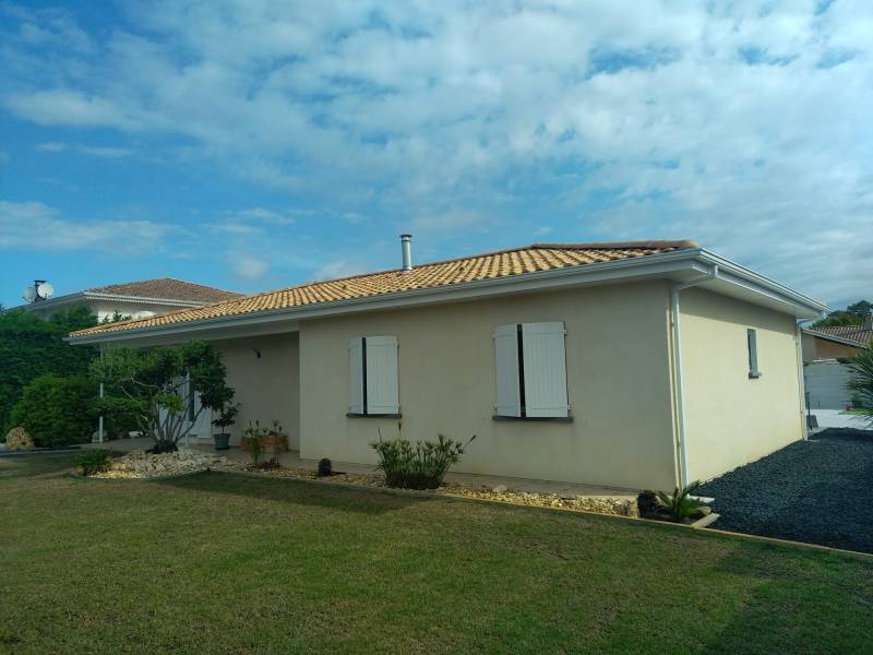 Pose par Alu Gouttières Bisca d’une gouttière Niagara en aluminium blanc