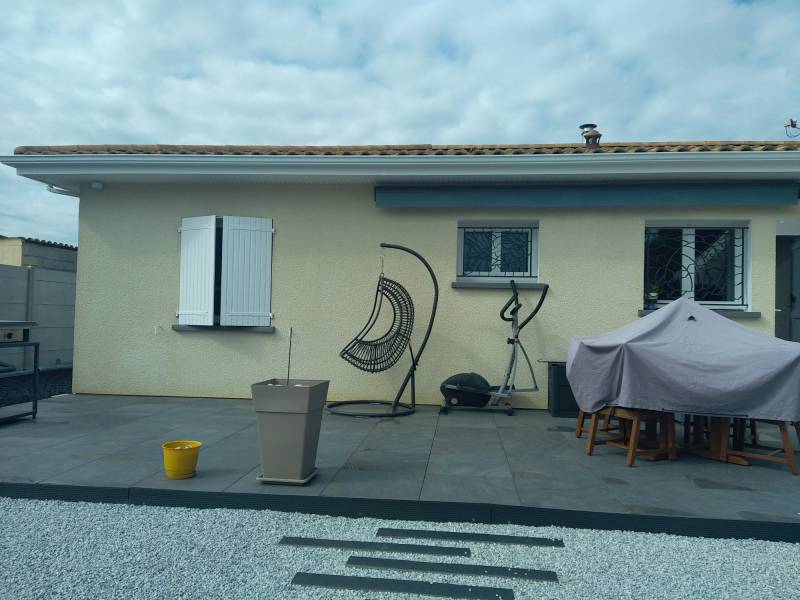 AGB pose une gouttière Niagara en aluminium blanc sur une maison située aux alentours d’Orx