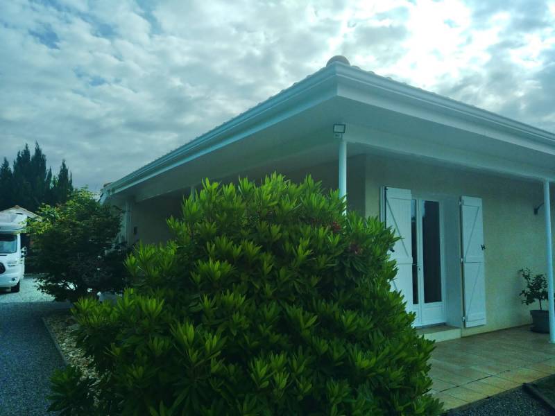 Pose d’une gouttière Niagara en aluminium près d'Orx