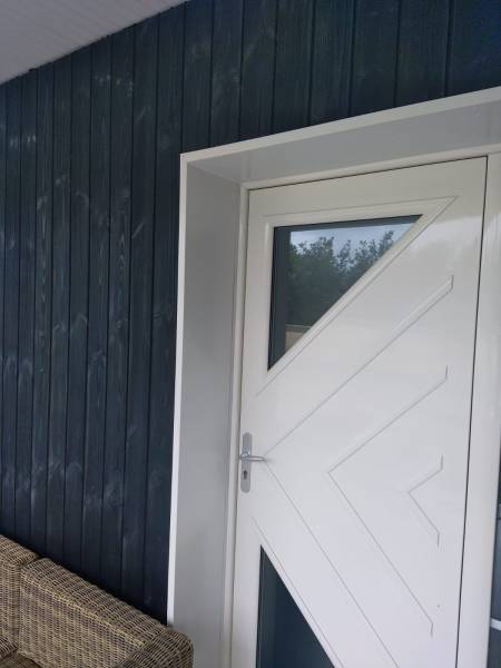 Réalisation d’un habillage de tableaux en aluminium blanc par AGB à Gujan Mestras