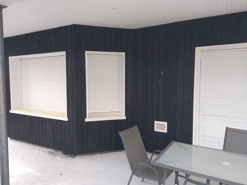 Réalisation par Alu Gouttières Bisca d’un habillage de tableaux en aluminium blanc