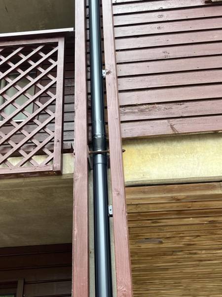 Pose de gouttières San Marco 33 et de descentes bleues par AGB