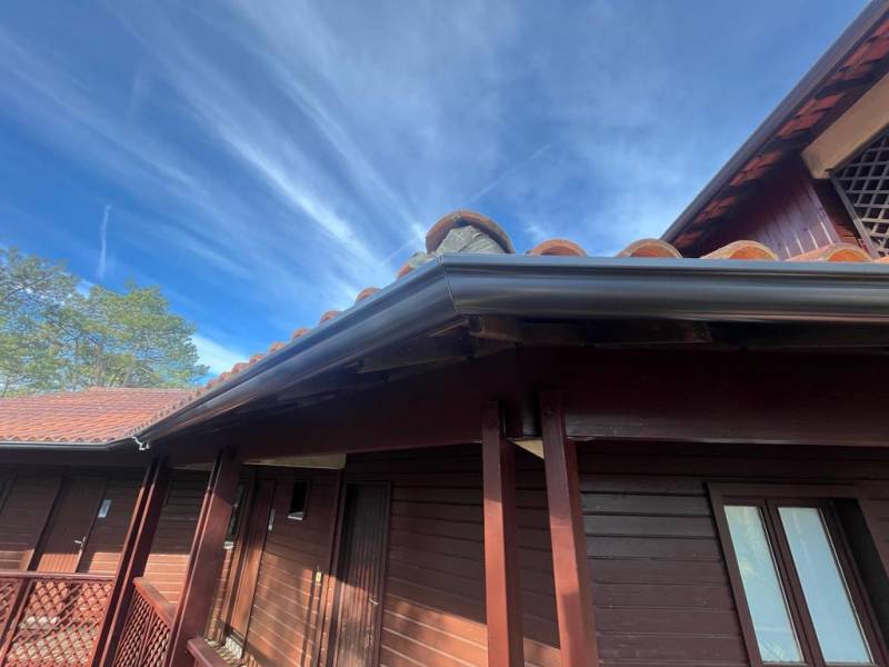 Pose de la San Marco 33 bleu ardoise sur un village vacance situé à Souston