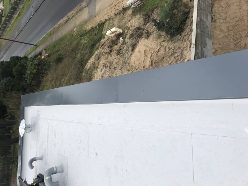 Pose de couvertines grises en aluminium pour un toit plat à Parentis-en-Born