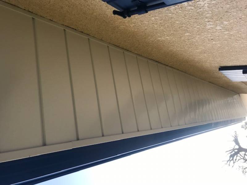 Gouttières Evolution en aluminium et de couleur bleue sur une maison située à Biscarrosse