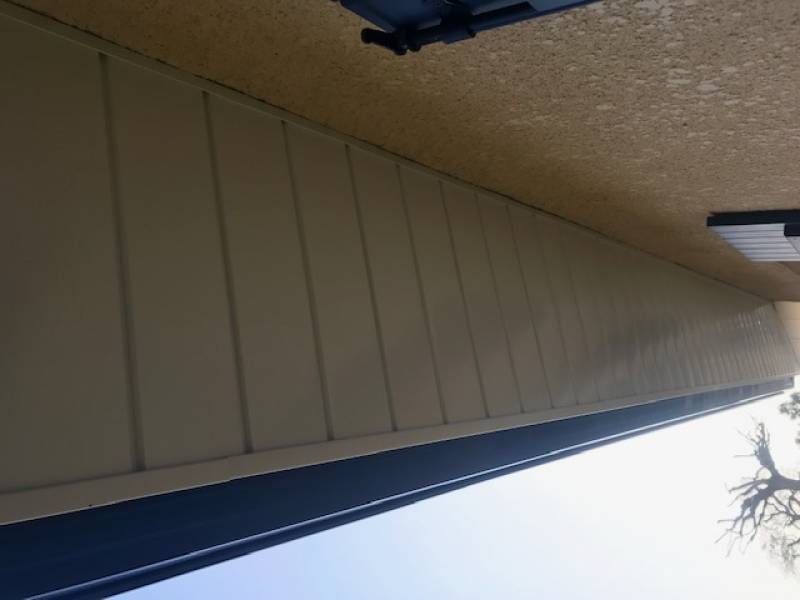 Le modèle Evolution en aluminium et de couleur bleue sur une maison située à Biscarrosse