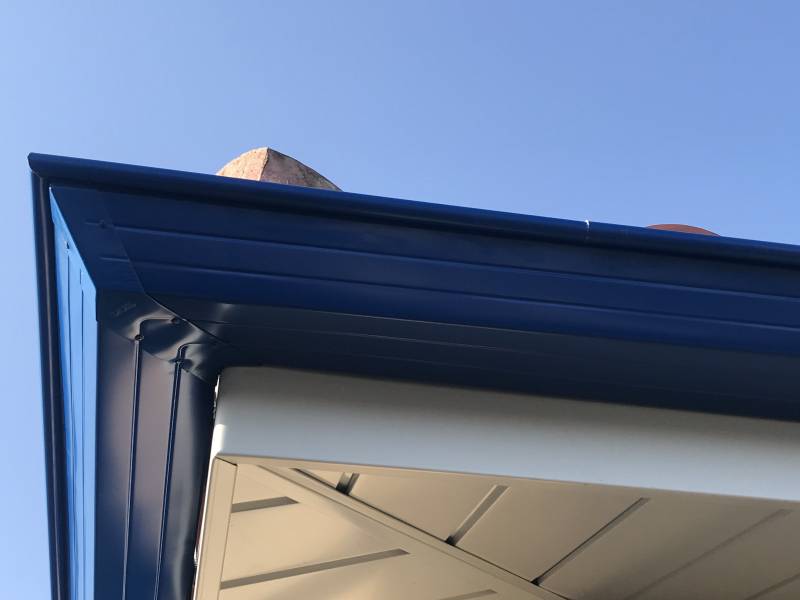 Rénovation de gouttières par le modèle Evolution en aluminium et de couleur bleue sur une maison située à Biscarrosse