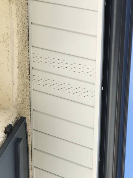 Sous-faces perforées en lambris blanc au Barp