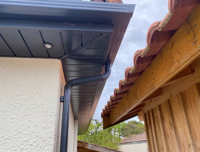 Pose d'un habillage de débord de toiture en aluminium pour maison à La-Teste-de-Buch
