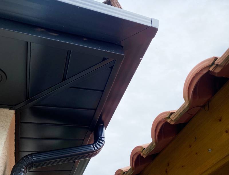 Professionel de la pose d'un habillage de débord de toiture en aluminium