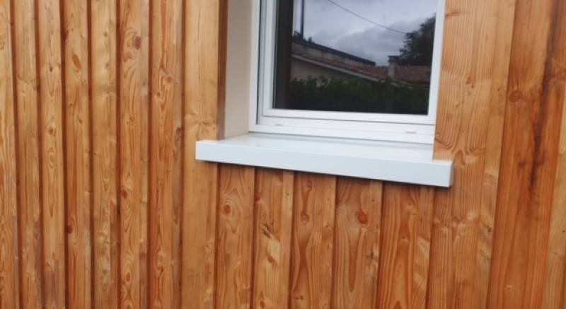 Professionnels de l'alu, l'entreprise Alu Gouttière Bisca a réalisé ces appuis fenêtre sur-mesure