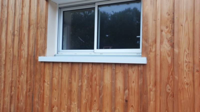 Fabrication et pose d'appuis fenêtre en aluminium blanc sur la commune de Salles