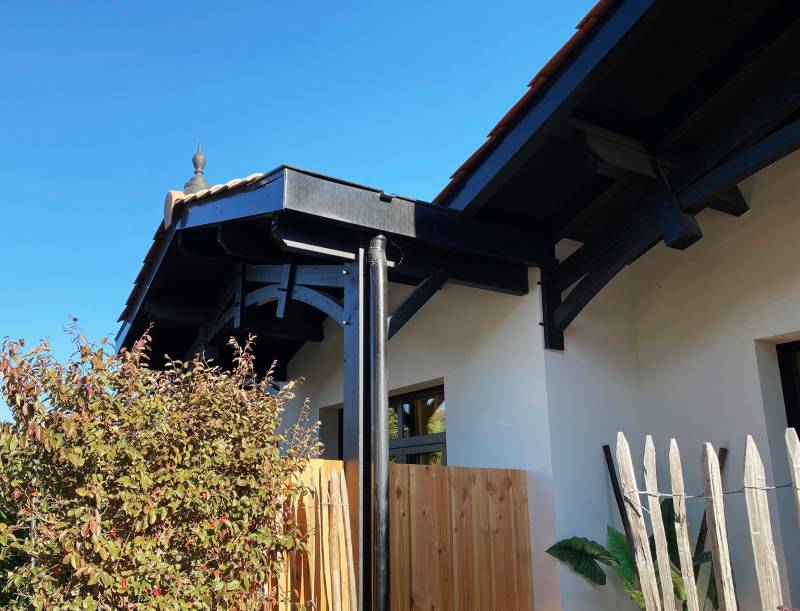 Gouttières et descentes réalisées sur-mesure pour une rénovation sur le bassin d'Arcachon