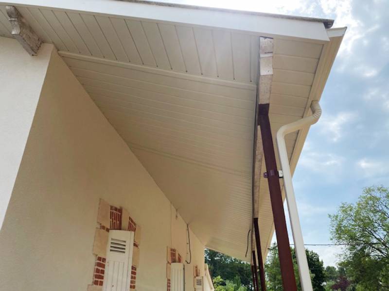 Une rénovation aux couleurs Kreme de lait pour ce chantier de rénovation réalisé par la société Alu Gouttières Bisca