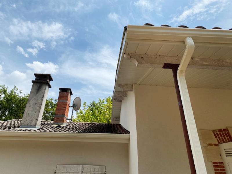 Harmonie parfaite entre gouttières et descentes pour cette rénovation à Biscarrosse