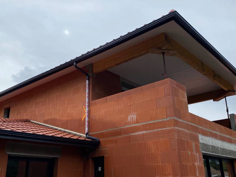 Pose de gouttières et descentes pour cette construction neuve à Mios