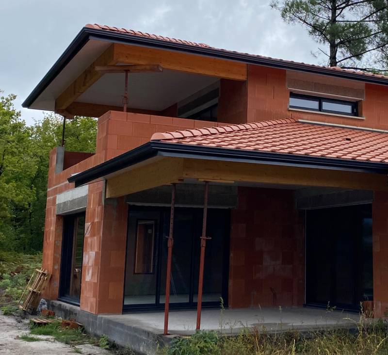Les artisans de l'entreprise Alu Gouttières Bisca ont réalisé la pose des gouttières et descentes de cette construction neuve à Mios