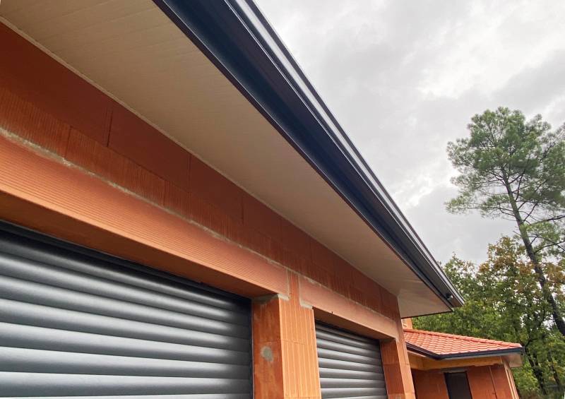 Gouttières et descentes de la marque Dal'alu pour cette maison neuve à Mios