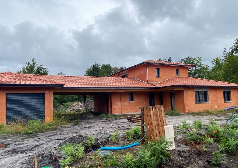 Pose de gouttières et descentes en aluminium par l'entreprise Alu Gouttières Bisca située à Biscarrosse