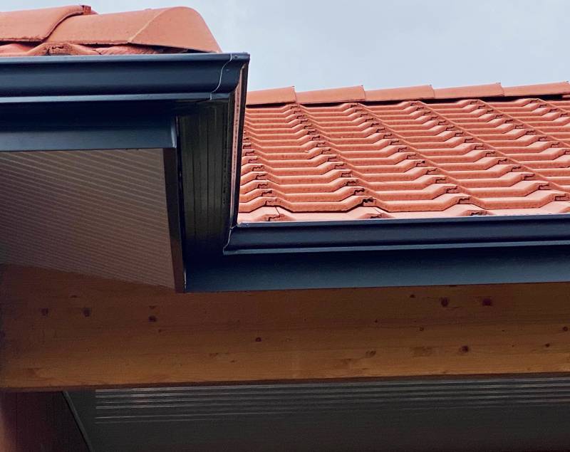 Pose de gouttières en aluminium anthracite à Mios