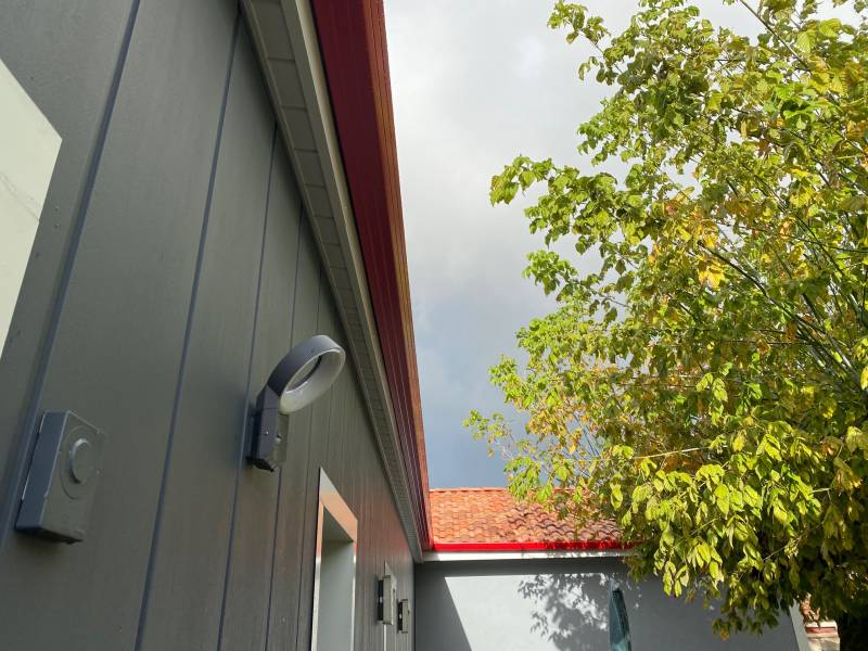 Fabrication et pose de gouttières de couleur rouge pour cette maison située à Parentis