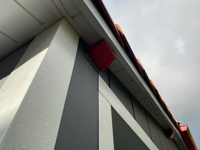 Des gouttières en aluminium rouge pour cette maison traditionnelle à Parentis