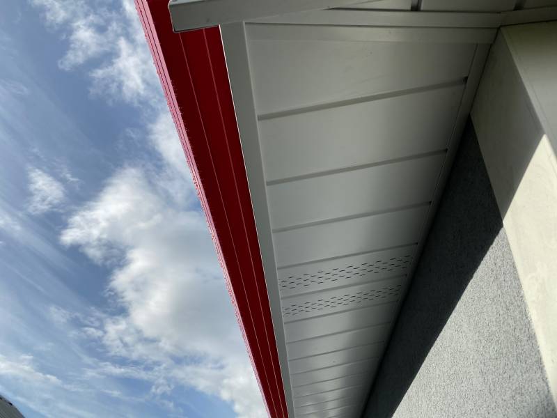 Des gouttières rouges associées aux sous-faces blanches pour un rendu éclatant