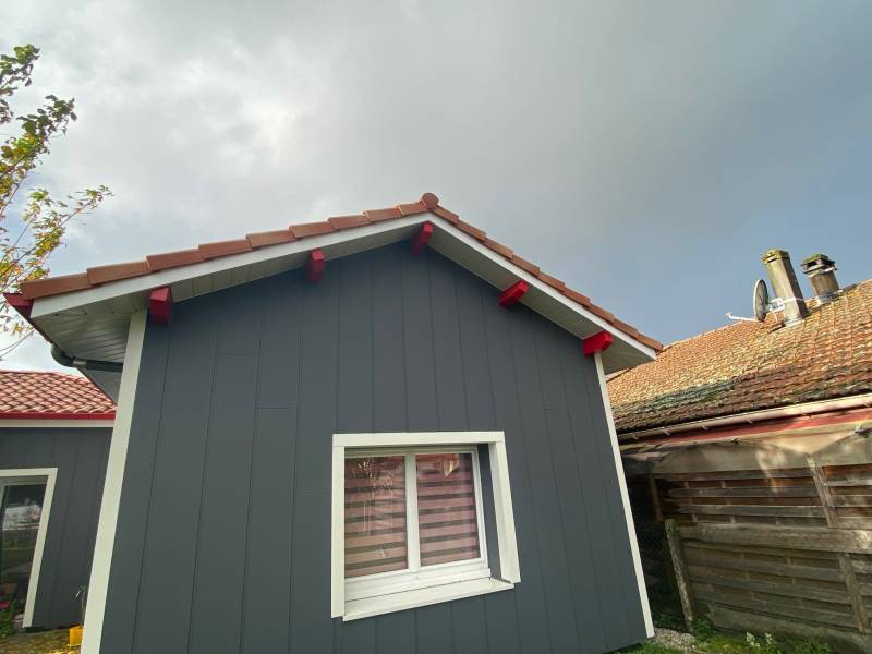 Du rouge pour ces gouttières de la marque Dal'alu posées par la société Alu Gouttières Bisca