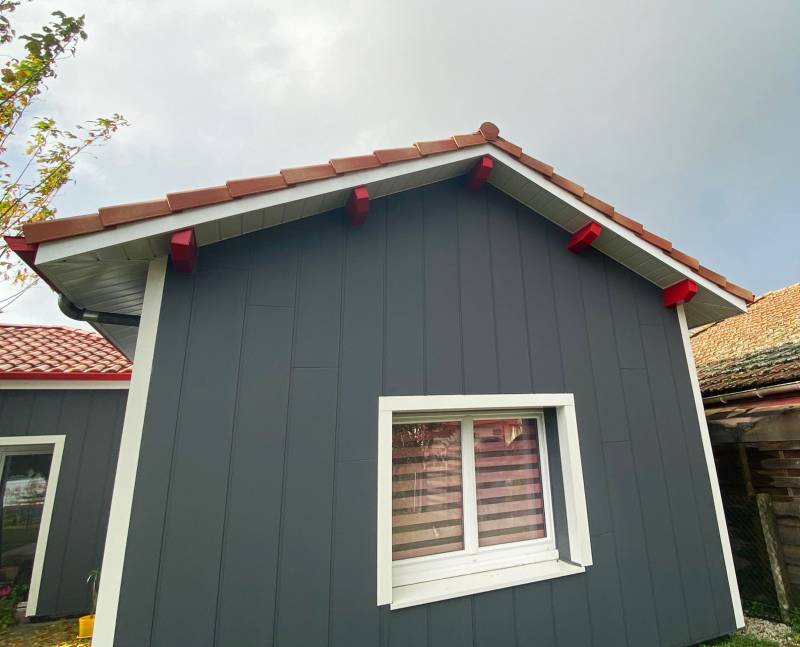 Habillage sous-toiture par la pose de sous-face en aluminium de couleur blanc à Parentis-en-Born