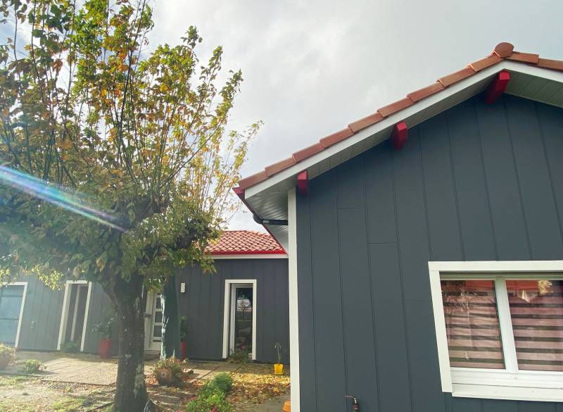 Pose de sous-faces en aluminium blanc par l'entreprise Alu Gouttières Bisca