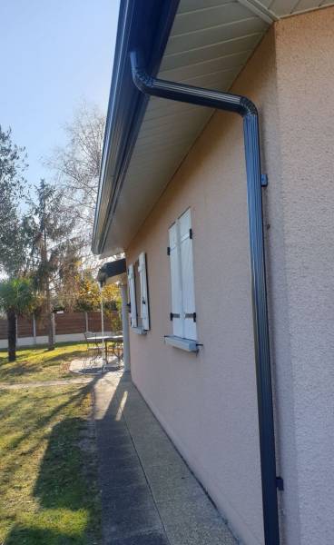 Pose de sous-faces en aluminium blanc pour cette maison traditionnelle à Cazaux