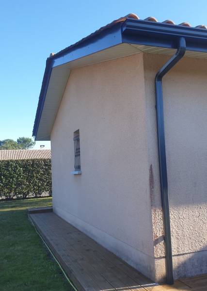 Gouttières et descentes en aluminium anthracite pour cette rénovation à Cazaux