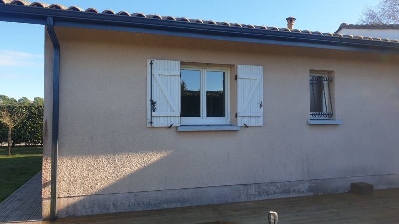 Rénovation de la façade d'une maison traditionnelle à Cazaux par le changement des gouttières