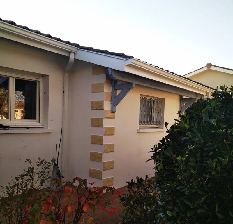 La société Alu Gouttières Bisca a rénové cette maison par le changement des bandeaux en aluminium blanc à Cazaux