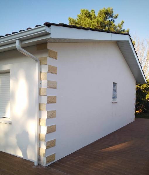 Habillage des bandeaux en aluminium blanc pour cette maison située à Cazaux