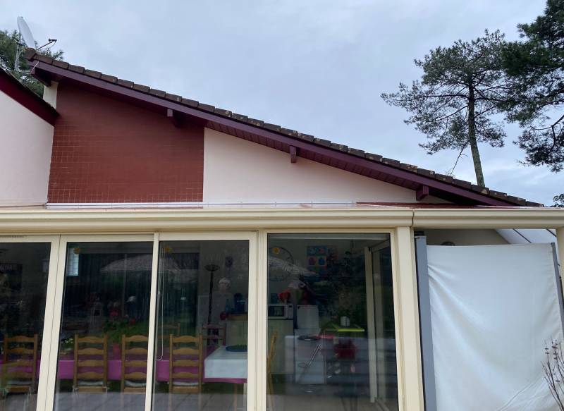Pose de gouttières Niagara en aluminium rouge bordeaux pour cette maison située à Parentis