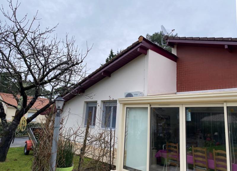 Fabrication sur-mesure de gouttières et descente en aluminium rouge bordeaux pour cette maison située à Parentis